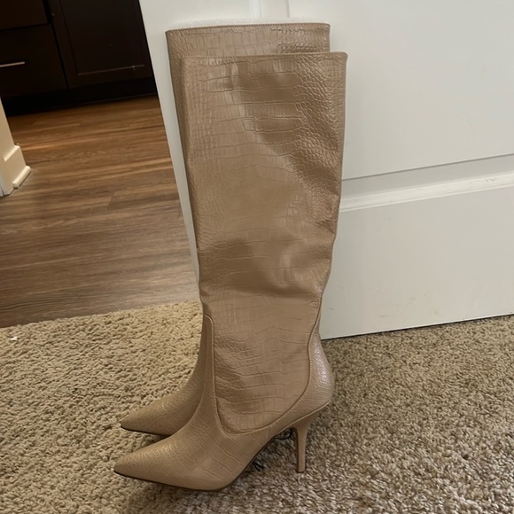 Express Kitten Heel Tan Boots New 8.5 - Picture 1 of 3